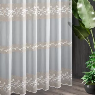 Tkanina firanowa z ozdobnym haftem