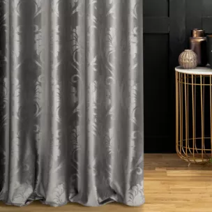 Zasłona szyta na taśmie 5 cm stalowo srebrzysta z miękkiej tkaniny welwetowej z ornamentowym błyszczącym nadrukiem