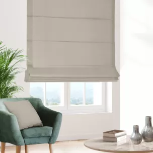 Roleta rzymska jasnobrązowa z miękkiej tkaniny w drobny wzór jodełkowy