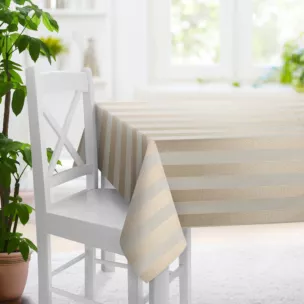 Obrus szyty złoty z szenilowej tkaniny w klasyczne pionowe pasy przetykane błyszczącą nicią