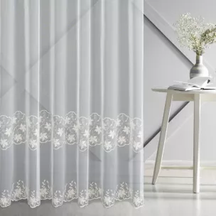 Firana szyta na taśmie 5 cm biało złota z matowej przezroczystej tkaniny PERU haftowanej w kwiatowy wzór z cekinami