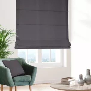 Roleta rzymska ciemnografitowa z gładkiej tkaniny zaciemniającej typu dimout wykończona obciążnikiem