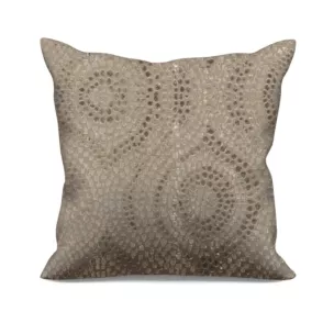 Poszewka szyta beżowo złocista z grubej, welwetowej tkaniny z geometrycznym wzorem, zdobiona delikatnie połyskującym nadrukiem