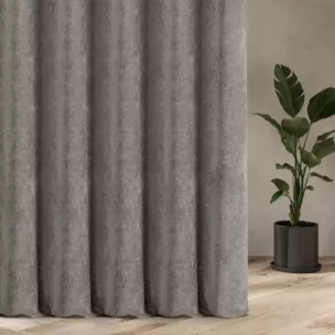Zasłona szyta na tunelu szara z tkaniny o szenilowej strukturze