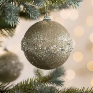 Bombka choinkowa zdobiona drobnymi koralikami