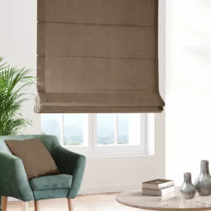 Roleta rzymska jasnobrązowa miękka, szenilowa tkanina o wyraźnym splocie i delikatnym połysku
