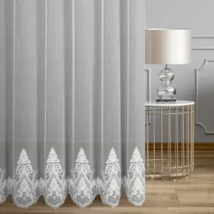 Firana szyta na przelotkach biała z łańcuszkowym haftem na tkaninie typu ADEN z delikatnym efektem deszczyku, zdobiona kryształkami Italissima Eva Minge