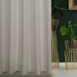 Zasłona szyta na taśmie 5 cm jasnobeżowa z gładkiej tkaniny zaciemniającej typu dimout wykończona obciążnikiem