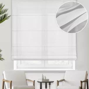 Roleta rzymska biała z półprzeźroczystej tkaniny w drobną krateczkę, wykończonej obciążnikiem