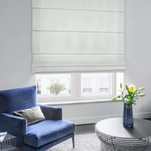 Roleta rzymska kremowa z tkaniny o grubym splocie przetykanej błyszczącą nicią