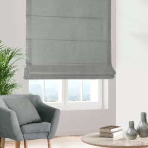 Roleta rzymska popielata z gładkiej, zaciemniającej tkaniny z wyraźnym splotem