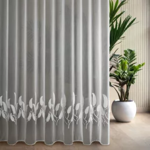 Firana szyta na taśmie 8 cm biała z tkaniny typu aden zdobionej włochatym haftem