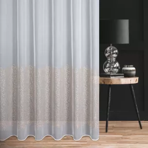 Firana szyta na taśmie 5 cm biało beżowa z delikatnie połyskującej tkaniny typu PERU, zdobionej haftem oraz cekinami