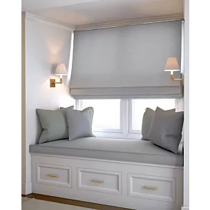 Roleta rzymska jasnoszara o naturalnym, gęstym splocie w stylu eko