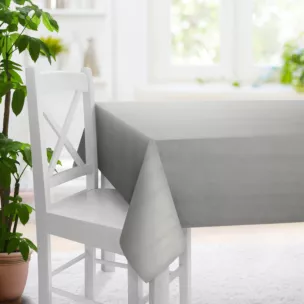 Obrus szyty NADINE srebrny z miękkiej tkaniny o welurowej strukturze i wyraźnym splocie