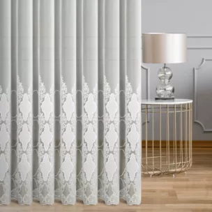 Firana szyta na przelotkach kremowa z delikatnej tkaniny typu aden, wykończonej łańcuszkowym haftem Italissima Eva Minge