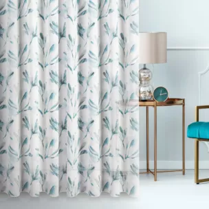 Zasłona szyta na taśmie 5 cm DARREN kremowo turkusowa z półprzezroczystej tkaniny o luźnym splocie drukowanej w roślinny wzór