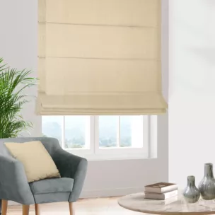 Roleta rzymska beżowa z gładkiej, zaciemniającej tkaniny z wyraźnym splotem