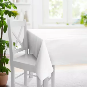 Obrus szyty naturalny z tkaniny o satynowym połysku zaciemniającej w 100%