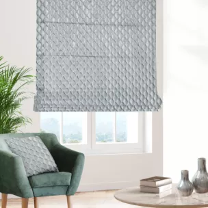 Roleta rzymska JEROME błękitno srebrna z tkaniny o symetrycznym wzorze 3D i lekkim połyskiem
