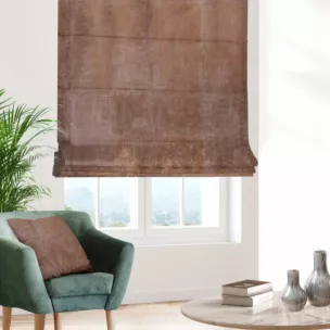 Roleta rzymska ciemnobeżowo miedziana z welwetowej, miękkiej tkaniny, z połyskującym nadrukiem