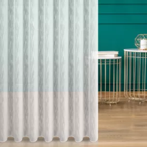 Firana szyta na taśmie 5 cm biała z delikantej, lejącej tkaniny z efektem deszczyku w postaci pionowych, nieregularnych linii, wykończona obciążnikiem