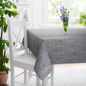 Obrus szyty popielato srebrny z tkaniny o naturalnym splocie w pasy, z delikatnym połyskiem