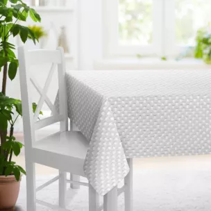 Obrus szyty biały z delikatnej tkaniny z aplikacją i haftem