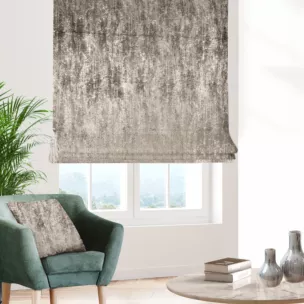 Roleta rzymska beżowo złocista z grubej, welwetowej tkaniny z efektem przecieranego wzoru, zdobiona delikatnie połyskującym nadrukiem