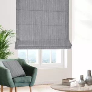 Roleta rzymska jasnoszara z tkaniny z efektem melanżu wykończona obciążnikiem