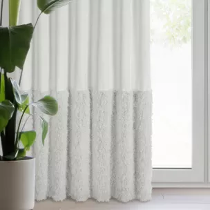 Zasłona biała zdobiona futerkiem 140x270 cm taśma - MARION