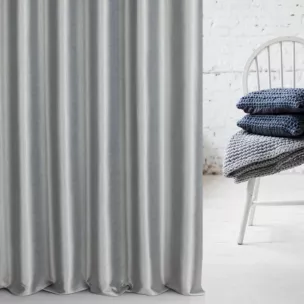 Zasłona szyta na taśmie 5 cm srebrno granatowa z tkaniny z dodatkiem połyskującej nici, z widocznym ozdobnym splotem