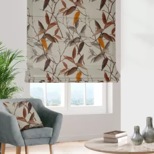 Roleta rzymska brązowo kremowa z tkaniny o naturalnym splocie z dodatkiem lnu, zdobionej nadrukiem w kształcie liści