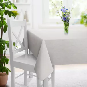 Obrus szyty beżowy z tkaniny z efektem melanżu wykończona obciążnikiem