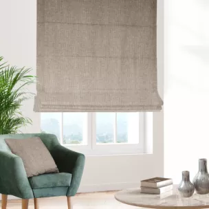 Roleta rzymska jasnobrązowo beżowa z matowej tkaniny o grubym splocie z efektem melanżu