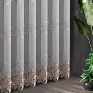 Tkanina firanowa typu aden,  zdobiona roślinnym haftem i dwoma pasami gipiury