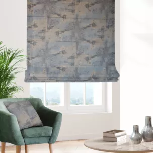 Roleta rzymska popielato złocista z miękkiej, welwetowej tkaniny z nieregularnym wzorem i błyszczącym nadrukiem