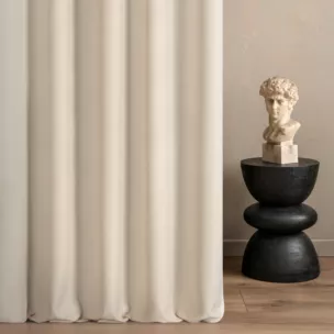 Zasłona szyta na taśmie 5 cm jasnobeżowa z gładkiej jednokolorowej tkaniny o jodełkowym splocie