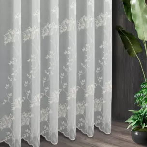 Tkanina firanowa, matowa z efektem deszczyku, z delikatnym haftem roślinnym