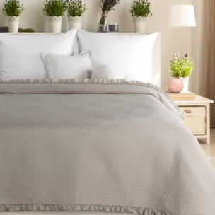 Narzuta ciemnobeżowa pikowana metodą hot press z ozdobną falbanką 170x210 cm FALBANKA Design 91