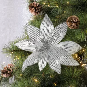 Świąteczny kwiat dekoracyjny z połyskliwej tkaniny w prążki
