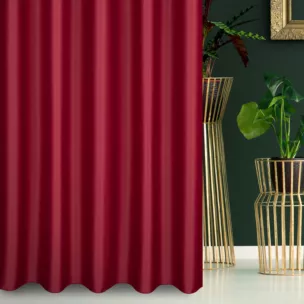 Zasłona szyta na taśmie 5 cm bordowa z gładkiej tkaniny zaciemniającej typu dimout wykończona obciążnikiem