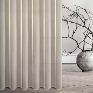 Firana szyta na taśmie 5 cm kremowa z delikatnej matowej tkaniny w drobną krateczę nie wymagającej prasowania, wykończonej obciążnikiem