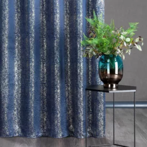 Zasłona KATIE zaciemniająca typu blackout z nakrapianym złotym nadrukiem