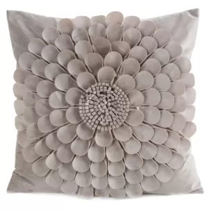 Poszewka na poduszkę 45 x 45 cm z welwetu kolor beżowy zdobiona trójwymiarowym motywem kwiatu FLORES 2