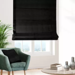 Roleta rzymska czarna z tkaniny welwetowej zaciemniającej w 100%