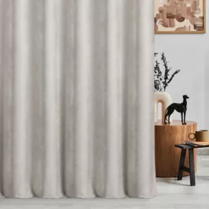 Zasłona szyta na flexach srebrna z tkaniny o szenilowej strukturze