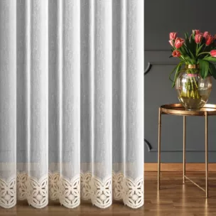 Firana szyta na taśmie 5 cm naturalno beżowa z cienkiej matowej tkaniny z efektem deszczyku zdobionej kordonkową aplikacją