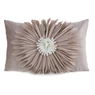 Poszewka na poduszkę 30 x 50 cm z welwetu kolor beżowo, kremowy zdobiona dużym kwiatem 3D FLORES 3
