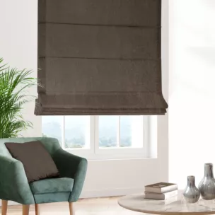Roleta rzymska brązowa ze strukturalnej tkaniny typu blackout, zaciemniająca w 100%